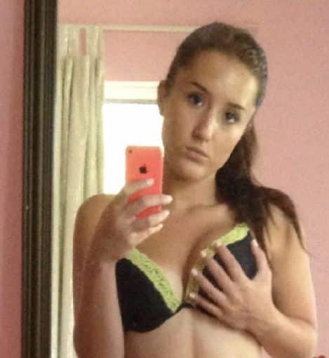 frau macht selfie von ihren brüsten